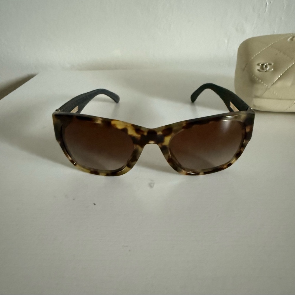 Chanel Tortoiseshell Cat Eye Sunglasses Tweed Arms Gold CC Logo Italy - Picture 3 of 12